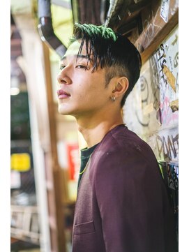 オーシャントーキョーオーバー 渋谷(OCEAN TOKYO OVER) 刈り上げ2ブロックシャープモードセンターパート黒髪