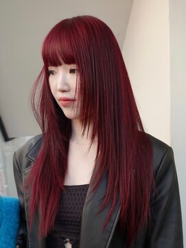 カート バイ デコ(Kurt by DECO) ロングレイヤーとワインレッドカラー　英心