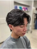 大人の抜け感を演出する、今トレンドのフェザーパーマ