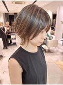 大人白髪ぼかしハイライトミルクティーベージュショートウルフ