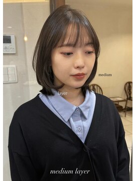 軽やかなレイヤーを入れた ミディアムレイヤー / 平有理