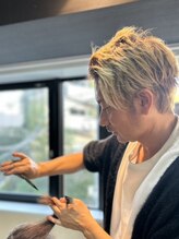 骨格と髪質を見極めた美髪設計カットで乾かすだけでまとまるスタイルに