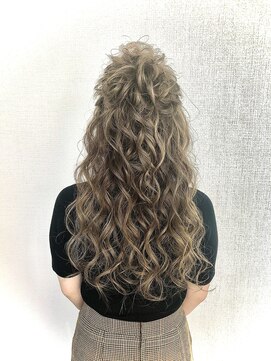 トゥービーコンティニュー(To Be Continued..) 盛り髪/ハーフアップ/ハイトーン/ヘアセット/エクステ/ブリーチ