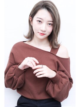 エルサ(Elsa) 【Elsa元町・三宮】ミルクティーグレー×外ハネミディアム３