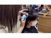 担当者がお客様の頭皮状態を確認していきます