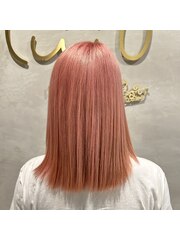 鮮やか派手髪ピンクベージュカラー ツヤ髪ストレートミディ