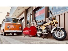 ヘアー バー フリーダム(hair bar freedom)の雰囲気（看板バイクのダックス＆VW Type2がお出迎え♪）