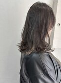 ミディアムレイヤー イヤリングカラー 顔まわり グレージュ