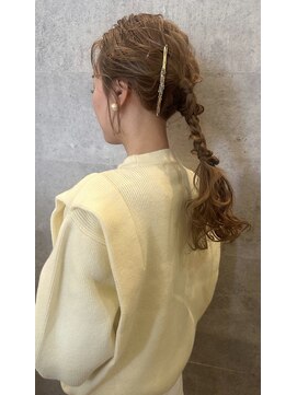 シーク(seak) ポニーヘアアレンジ