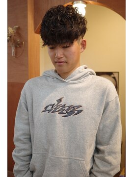 エディ(Edy) メンズ波巻きスパイラルパーマスキンフェード刈り上げ眉毛カット