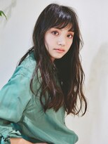 ナチュラルなショートバングが似合うカールスタイル