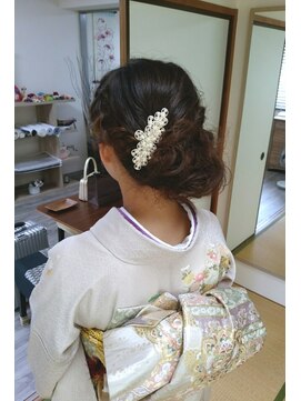 きものサロン すずめ屋 編み込みサイドシニヨン、訪問着を華やかに♪変わり結びで結婚式
