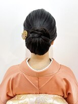 和装に合わせた上品なシニヨン
