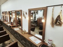 木のぬくもりと白を基調とした落ち着きのある店内