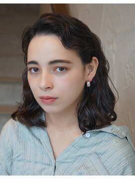 トレイル バイ ローバー(trail by ROVER) 透明感あふれるダークカラー　ミディアムパーマ