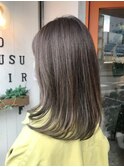 内巻きミディアム×オリーブベージュカラー