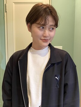 イル(iru) ブラウンベージュ　ショートカット　耳かけショート