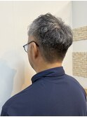 大人の品格漂うグレイヘア×刈り上げショート
