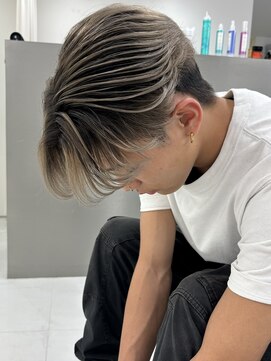 センターパート　メッシュ　バレイヤージュ　刈り上げ　眉毛