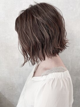 イール(iIIL) 【iIIL hair lounge】外ハネ切りっぱなしボブ　ミニボブ