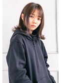 アッシュ系カラーの外ハネミディアム