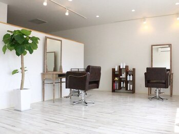 ロッコ(Locco)の写真/髪質改善や縮毛矯正のスペシャリストがカウンセリングから仕上げまで1人で担当★落ち着く雰囲気で寛げる♪