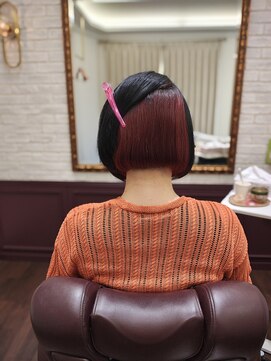 派手すぎない思い切りインナー