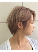 柔らかハイトーンのベージュ系ショートヘア