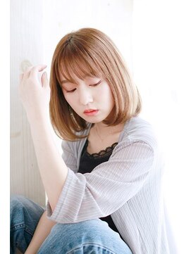 プティルカ(PutiLuca D.C.) ハイトーンベージュの内巻きボブ