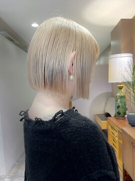 インビテーション 名古屋(invitation) 柔らかミルクティーベージュ×切りっぱなしボブ