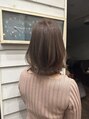 リル(Lilou) トップに段を入れてくびれるミディアムスタイル