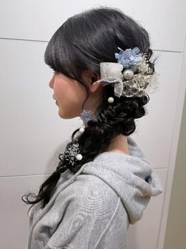 カミラボ(KAMI LABO) ヘアセット 前髪あり 編み下ろし 三つ編み 黒髪 ロング