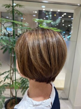 ショートボブ　ハイライトカラー