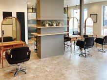 オーブ ヘアー クロイ 盛岡3号店(AUBE HAIR cloy)の雰囲気（開放感のある明るい店内で、くつろぎの時間をお過ごしください。）