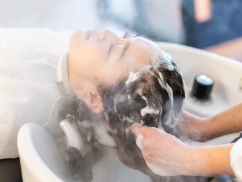 くらげ美容院 武蔵小杉の写真/【NEW OPEN】ふかふかベッドで頭のコリをほぐす至極のリラックスタイム◎健康な地肌から美髪づくりを提案