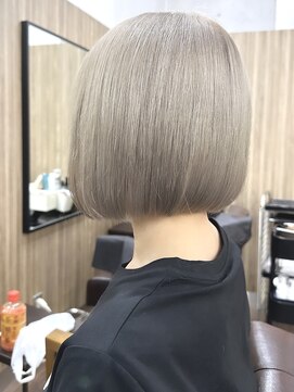 イリ 心斎橋(ili) ミルクティーグレージュ