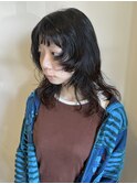 天然パーマを活かしたウルフカット