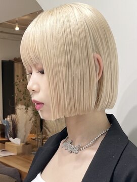 サンク 原宿 表参道(cinq) ハイトーンカラーミディアムレイヤーカットヘーゼルベージュボブ