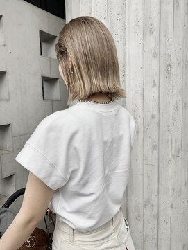 リバレッジ 広尾(Leverage) 白髪があってもできる大人の切りっぱなしハイトーンボブ