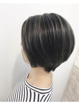 グロウ 赤羽(grow) ショート×白髪ぼかしハイライト【grow赤羽】