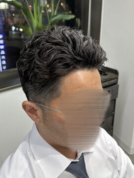 フイ 新宿3丁目(Hui) フェザーパーマ/グレーブルーカラー/刈り上げショートパンク