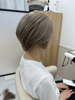ユイマァル 岡山店(YUIMARL)&nbsp;３０代４０代５０代ショートレイヤー白髪ぼかしブリーチベージュ