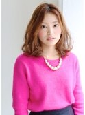 髪の柔らかさを演出するふんわりウェーブ