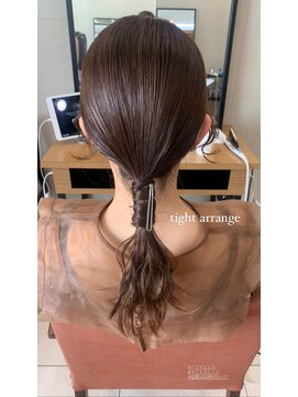 アンガーデン(Une GARDEN) タイトアレンジ ローポニー 結婚式お呼ばれヘア/フェミニン