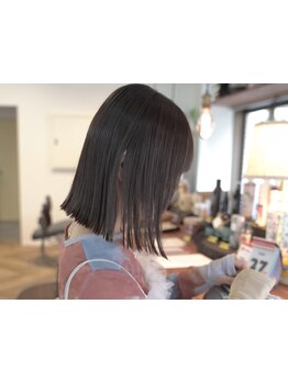 傷んでいる箇所を補修しながら伸ばすから、ツヤと柔らかさのある自然な仕上がりが叶う[天文館/髮質改善]