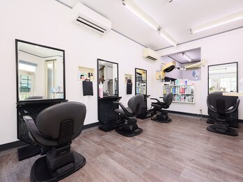 アッシュ美容室の写真/少人数制でゆったり過ごせるプライベート空間♪大型店が苦手な方にもオススメの少人数サロン。