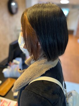 アークスヘアー オレンジべージュ大人インナーカラー耳掛け切りっぱなし大人ボブ