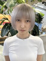 切りっぱなしボブベージュカラーハイトーンぱつっとボブ30代40代