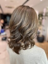 ステア ケース(stair case)&nbsp;顔まわりの白髪を活かしてフェイスフレーミング 脱白髪染め