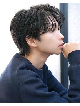 ゼロ 渋谷(XeRo) ツーブロック刈り上げなし”緩めパーマ韓流センターパート"